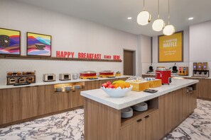 بوفيه فطور مجانًا يوميًا