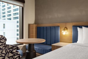 Room, 1 King Bed | In-room safe, desk, laptop workspace, blackout drapes - Hampton Inn By Hilton Calgary Downtown (Calgary)
