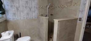 Doccia, asciugacapelli, asciugamani, sapone