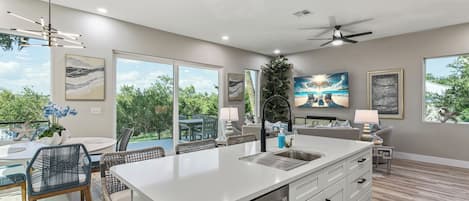 المنشأة من الداخل