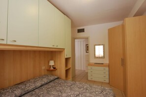 1 bedroom, bed sheets