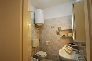 Ducha, bidet, toallas