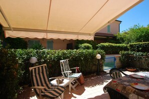 Outdoor dining - M418 - Marcelli, delightful two-room apartment with private courtyard (Marcelli)