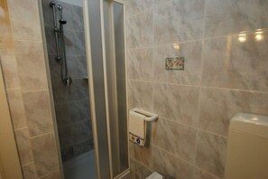 Shower, bidet, towels