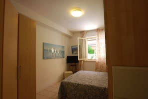 1 bedroom, bed sheets - M418 - Marcelli, delightful two-room apartment with private courtyard (Marcelli)