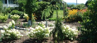 Shaker Room: dreamy queen size bed & private bath in historic B&B