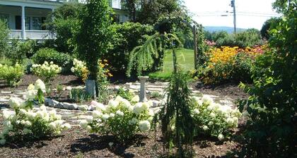 Shaker Room: dreamy queen size bed & private bath in historic B&B