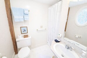 Hiustenkuivaaja, pyyhkeet, saippua, vessapaperi