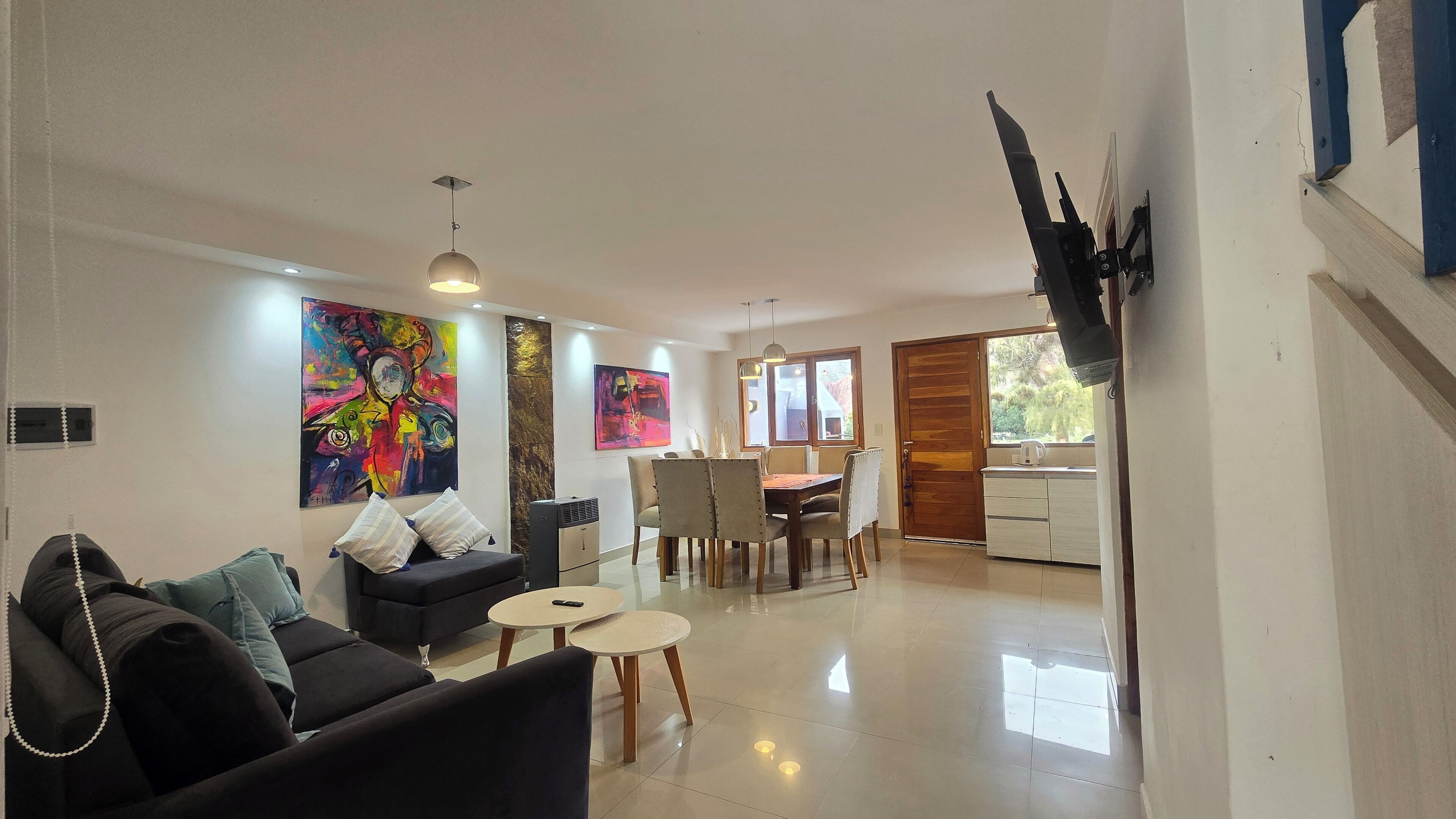 コンフォート アパートメント マウンテンビュー | リビング エリア