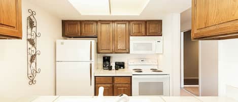 Frigorifero, microonde, forno, piano cottura