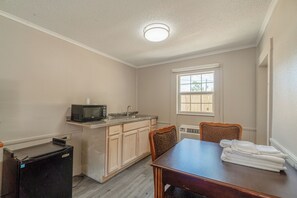 ルーム クイーンベッド 2 台 喫煙可 | デスク、アイロン / アイロン台、WiFi (無料)、ベッドシーツ