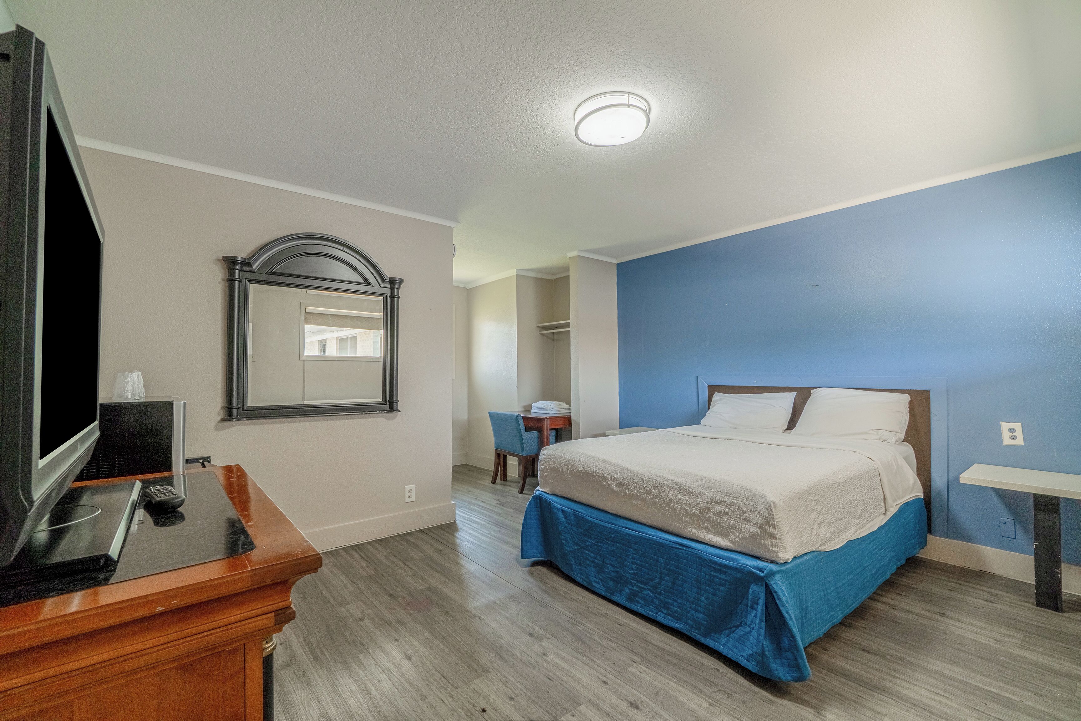 Skrivebord, strykejern/-brett, wi-fi (inkludert) og sengetøy