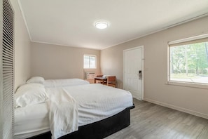 Quarto, 2 camas Queen, para não fumantes | Escrivaninha, ferros/tábuas de passar roupa, Wi-Fi de cortesia
