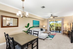 Smart TV, DVD player, books, video library - 🌴Ke Aloha, Located in Waikoloa | AC | Elevator | Resort Getaway 🌴 (Waikoloa)