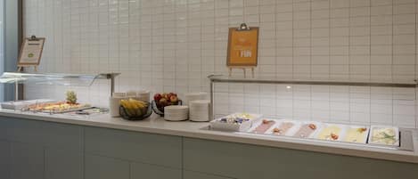 Mostrador de buffet con diversos alimentos y un letrero que dice "Turtle FUN".