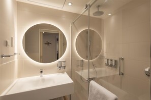 Bathroom shower - Hampton By Hilton Dresden City Centre (Dresden)