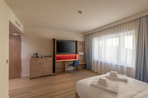 Room, 1 Queen Bed, Accessible | Down duvets, minibar, in-room safe, desk