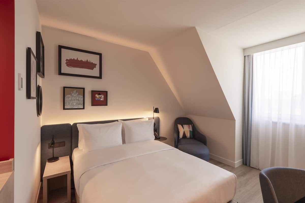 Habitación, 1 cama de matrimonio | Edredones de plumas, minibar, caja fuerte y escritorio