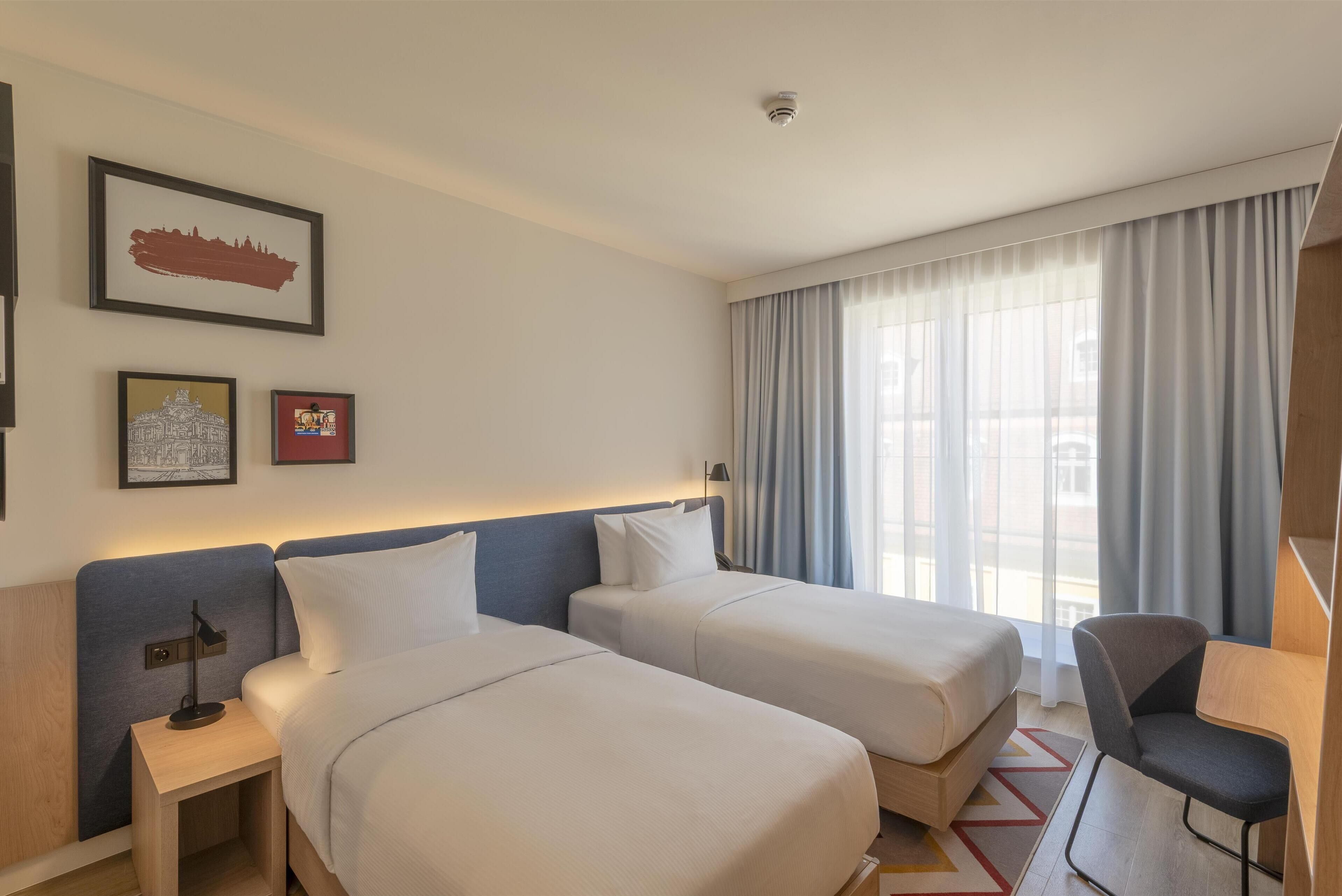 Zweibettzimmer, 2 Einzelbetten | Daunenbettdecken, Minibar, Zimmersafe, Schreibtisch