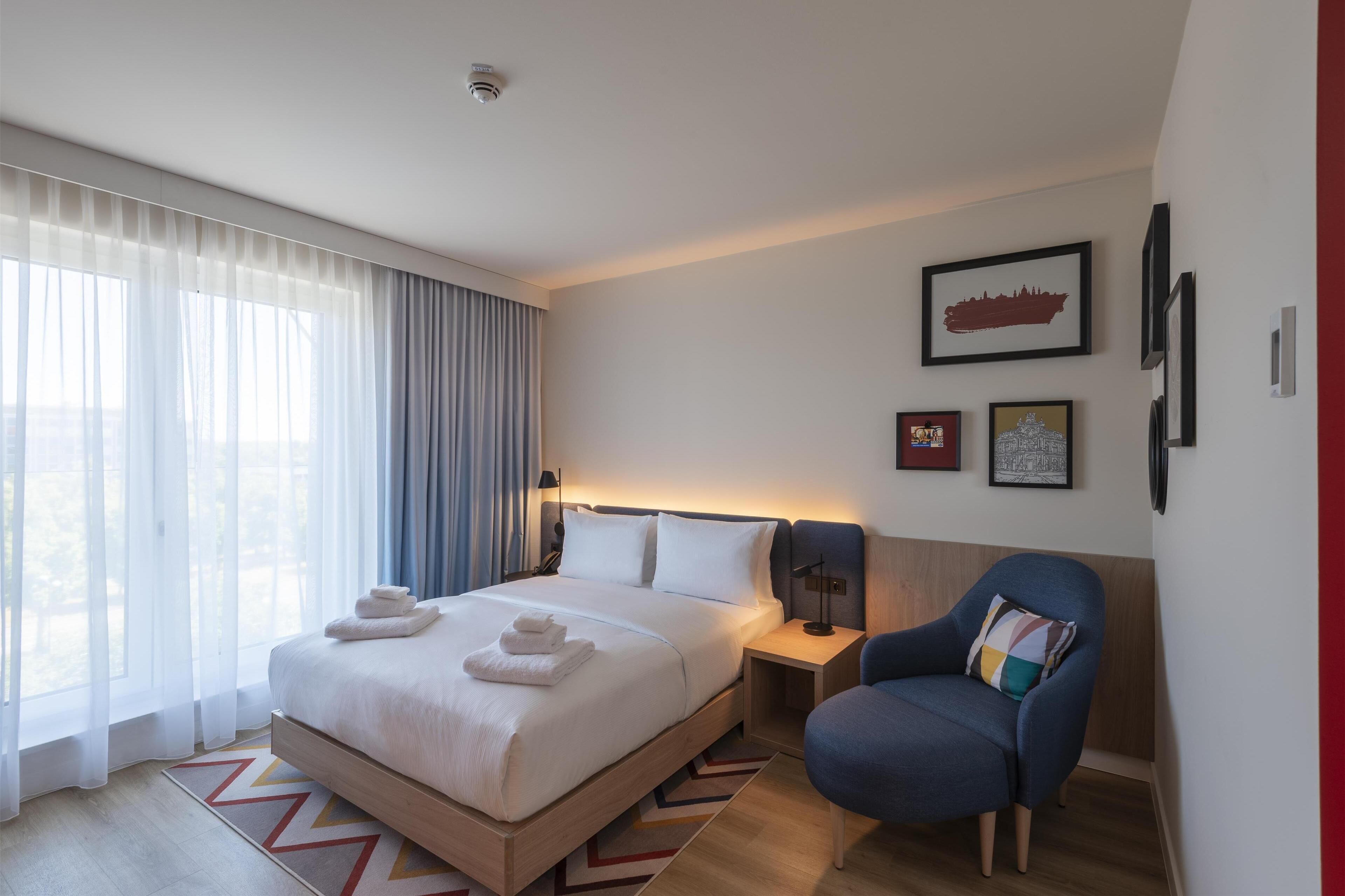 Room, 1 Queen Bed, Accessible | Down comforters, minibar, in-room safe, desk