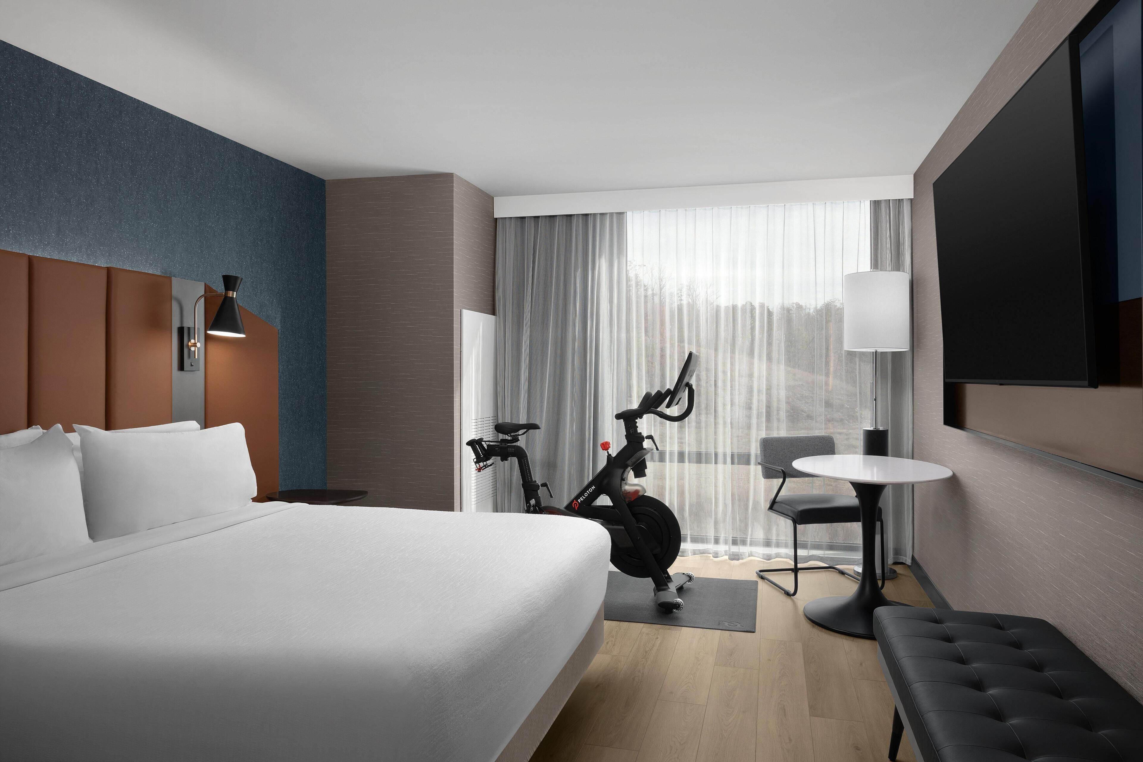 Habitación, 1 cama de matrimonio grande (Peloton) | Ropa de cama de alta calidad y escritorio