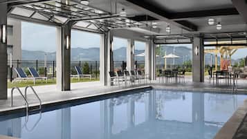 Una piscina cubierta, una piscina al aire libre