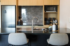 Kühlschrank, Mikrowelle, Ofen, Herdplatte