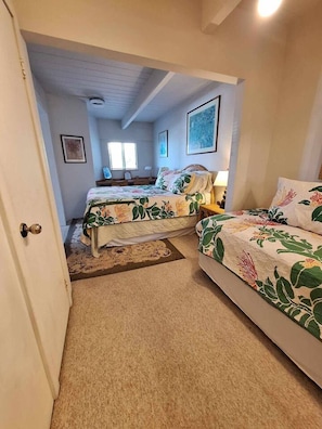 1 chambre, bureau, fer et planche à repasser, lit de bébé portatif