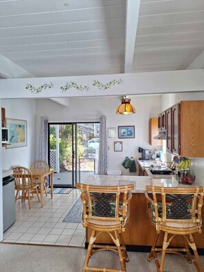 Jääkaappi, mikroaaltouuni, liesi, kahvin-/teenkeitin