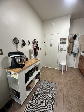 Interior - Cozy studio with WiFi and AC in Brooklyn just steps from N train (Brooklyn)