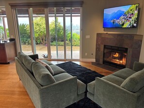 Smart TV, fireplace, DVD player, table tennis - The Gem of Fallbrook - A unique stay with breathtaking views on an Avocado Farm! (Fallbrook)