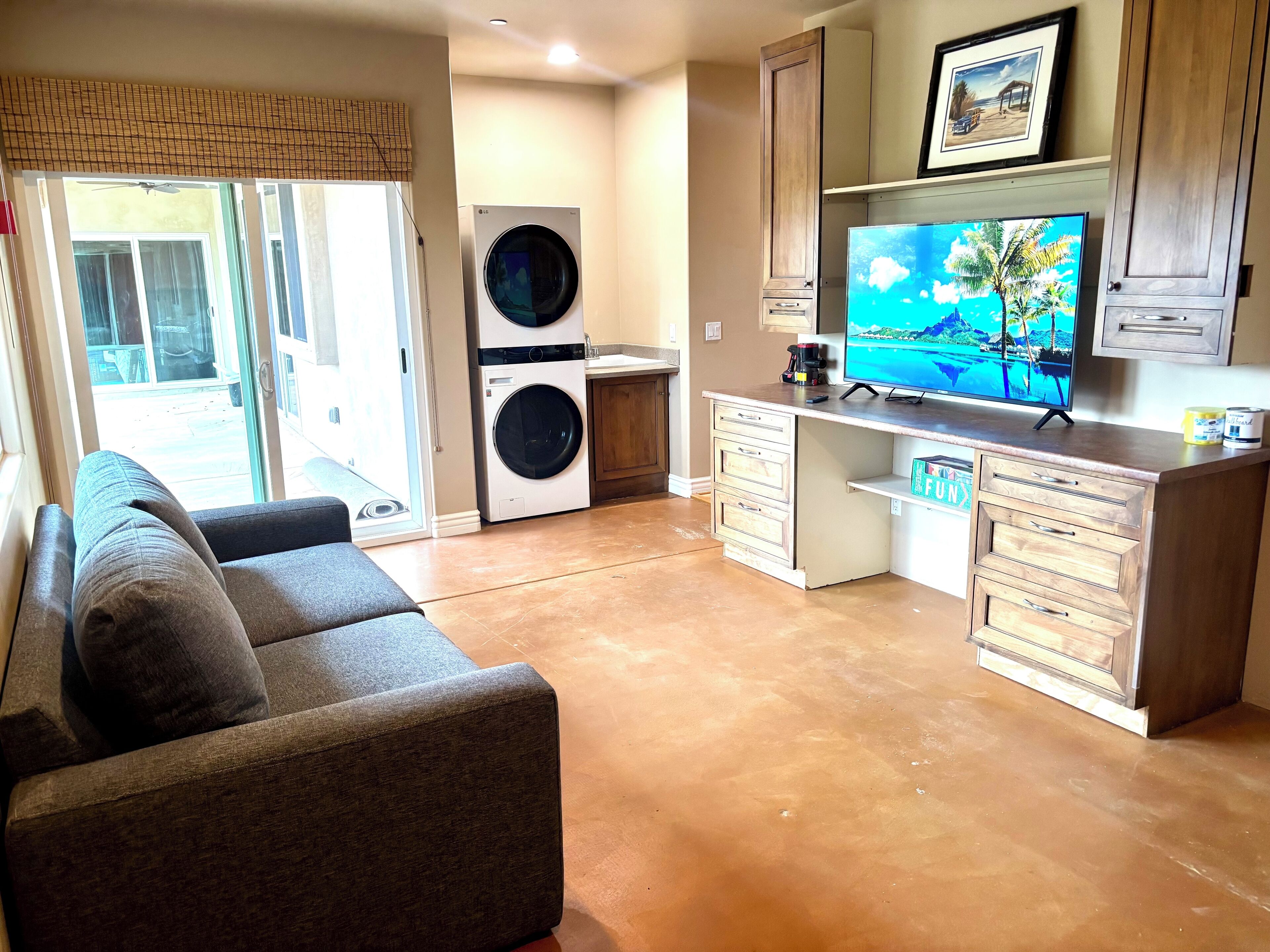 TV connectée, cheminée, lecteur de DVD, table de tennis de table