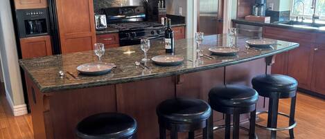 冰箱、微波炉、烤箱、炉灶