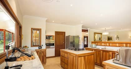 Marlu Estate: Luxury Farmhouse Retreat Near Jervis Bay