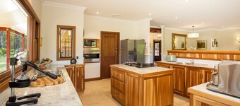 Marlu Estate: Luxury Farmhouse Retreat Near Jervis Bay
