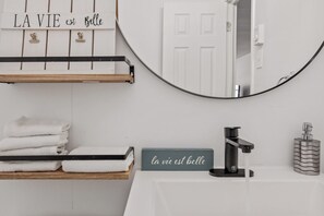 Secador de pelo, toallas, jabón, papel higiénico