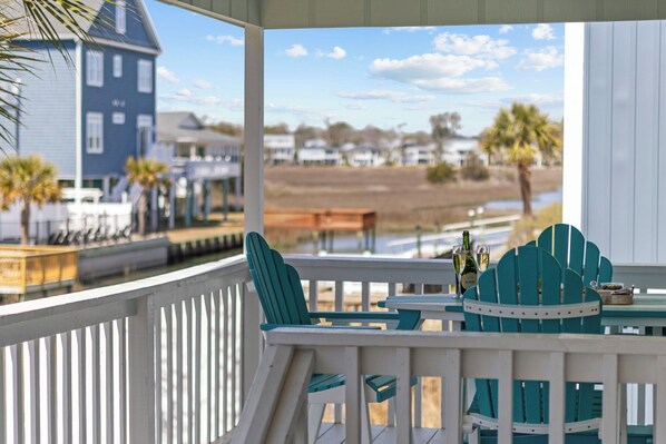 Outdoor dining - Charming 4-bedroom home on the channel in Cherry Grove (North Myrtle Beach)