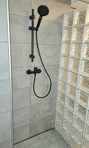 Shower, hair dryer, towels, soap - Apartment with charm (Nürnberg)