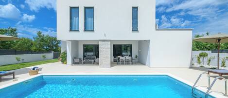 Lämmitetty uima-allas