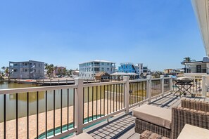Property grounds - 920 Stunning Bay View Home with Heated Pool, Walk to Times Square! (Fort Myers Beach)