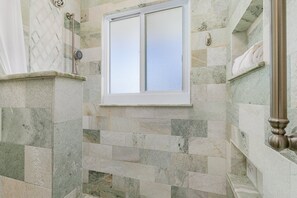Douche, sèche-cheveux, serviettes fournies