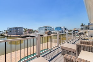 Outdoor dining - 920 Stunning Bay View Home with Heated Pool, Walk to Times Square! (Fort Myers Beach)