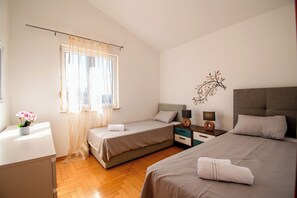 2 bedrooms, internet, bed sheets