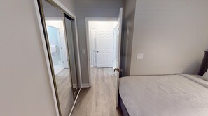 アイロン / アイロン台、WiFi (無料)、ベッドシーツ