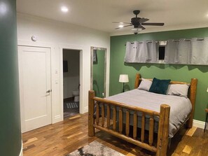 5 bedrooms, iron/ironing board, travel crib, WiFi - Brand new modern lodge in perfect location (Columbia-Shuswap)