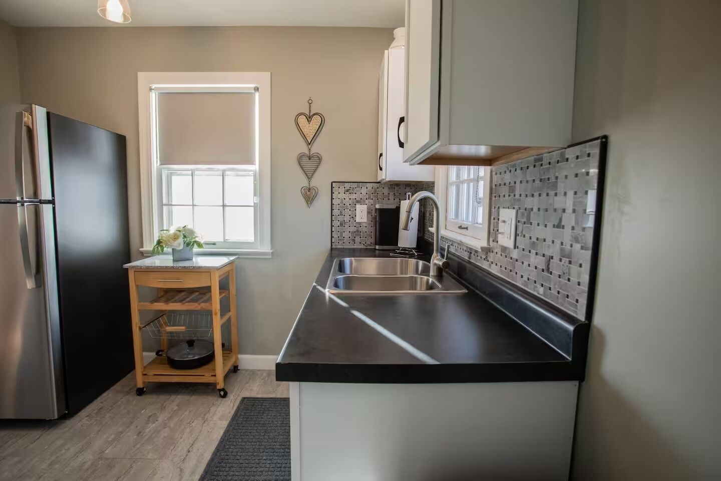 Frigorífico, microondas, horno y placa de cocina