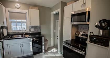 Cozy 2-bedroom cottage in charming Grand Island with WiFi, AC