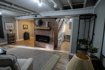 Cozy 2-bedroom cottage in charming Grand Island with WiFi, AC