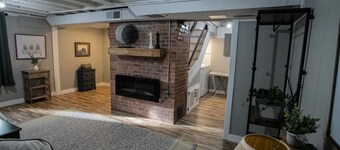 Cozy 2-bedroom cottage in charming Grand Island with WiFi, AC