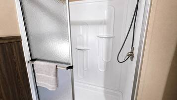 Douche, sèche-cheveux, serviettes fournies, savon
